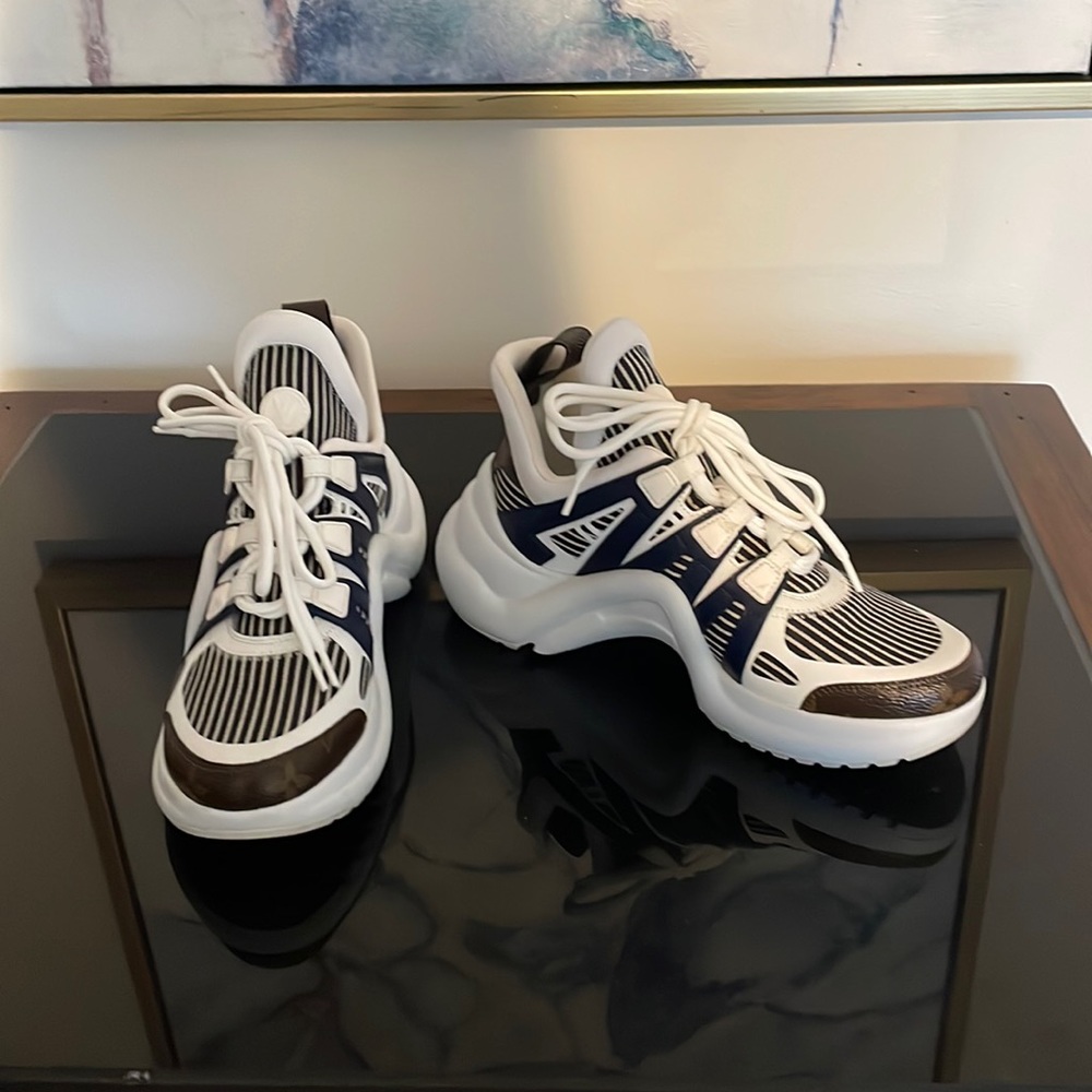These are Louis Vuitton Sneakers size 38, white brown and blue